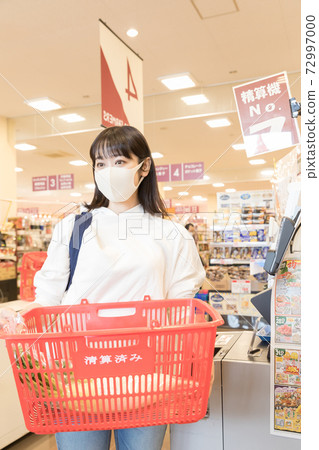 一個在超市完成會計工作的女人 72997000