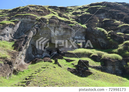 在太平洋中一個孤立的島嶼上的摩埃 在太平洋中一個孤立的島嶼上的摩埃 72998173