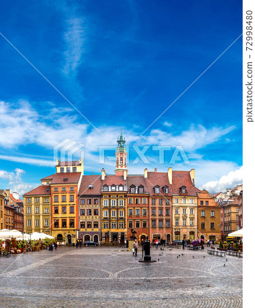 Old town square in Warsaw 72998480