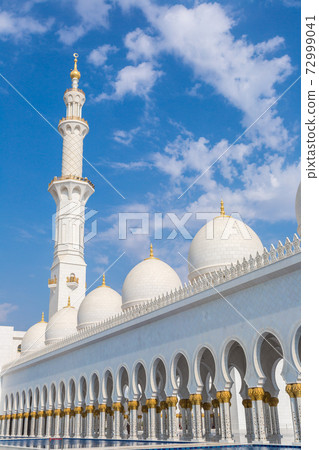 Hallway with golden decorated pillars at the entrance of the world famous Sheikh Sultan Zayed Mosque in Abu Dhabi UAE 72999041
