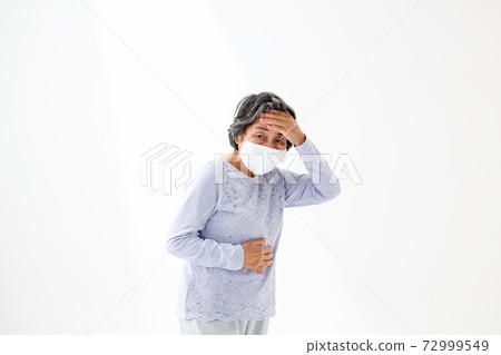 Senior women who mask 72999549