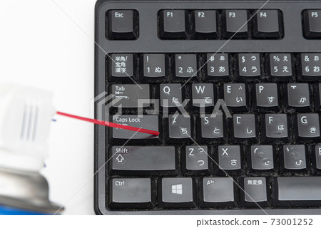 用除塵器清潔鍵盤 73001252