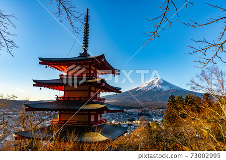 山梨縣富士吉田市富士山著名景點,荒山淺間公園的忠實寶塔 山梨縣富士吉田市富士山著名景點,荒山淺間公園的忠實寶塔 73002995