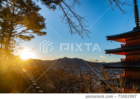 山梨縣富士吉田市富士山著名景點,荒山淺間公園的忠實寶塔 山梨縣富士吉田市富士山著名景點,荒山淺間公園的忠實寶塔 73002997