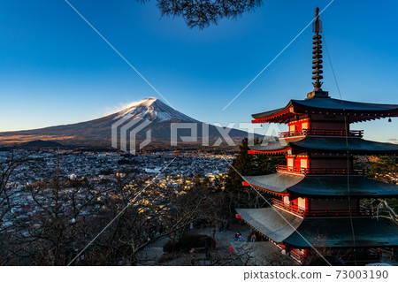 山梨縣富士吉田市富士山著名景點，荒山淺間公園的忠實寶塔 73003190