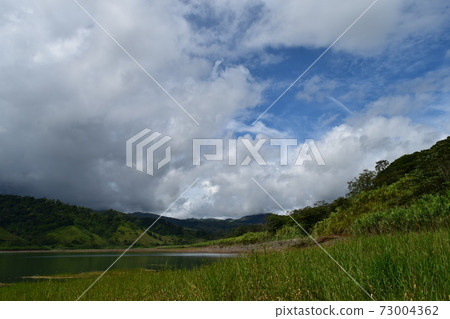 哥斯達黎加阿雷納爾火山腳下的熱帶雨林和河流 73004362
