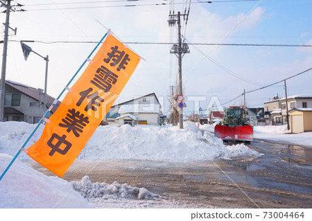用除雪推土機進行除雪工作 用除雪推土機進行除雪工作 73004464