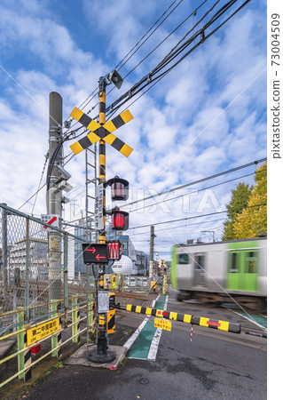 [東京駒mag]在駒Ko站和田ata站之間的山手線的第二個中里過境處通過的火車。 73004509