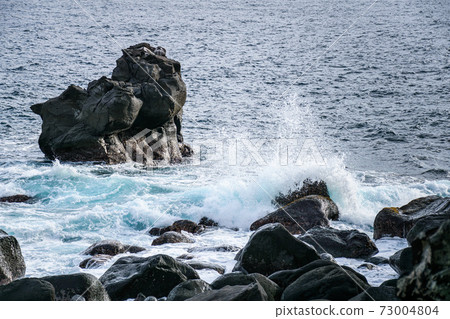 崎崎海岸的岩石和海浪 73004804