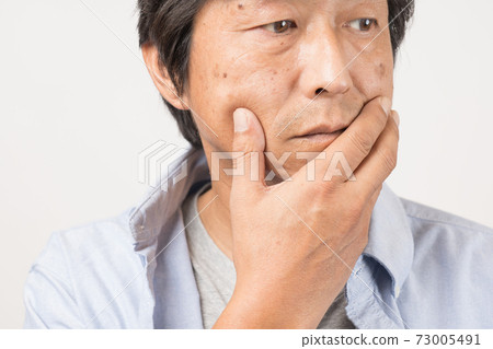 中年男子臉上有皺紋和污漬 73005491