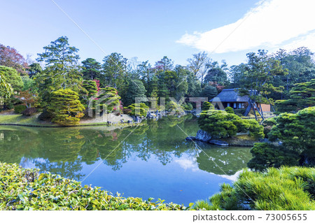 映照著秋葉的日本庭園(京都桂浦裡久) 映照著秋葉的日本庭園(京都桂浦裡久) 73005655