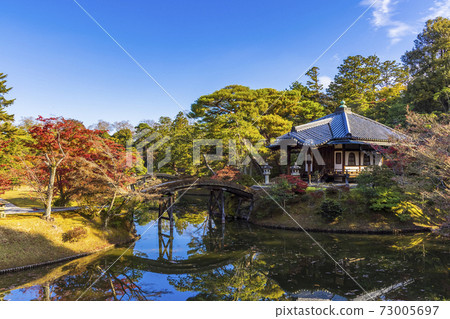 Japanese garden that shines in autumn leaves (Kyoto Katsura Imperial Villa) Japanese garden that shines in autumn leaves (Kyoto Katsura Imperial Villa) 73005697