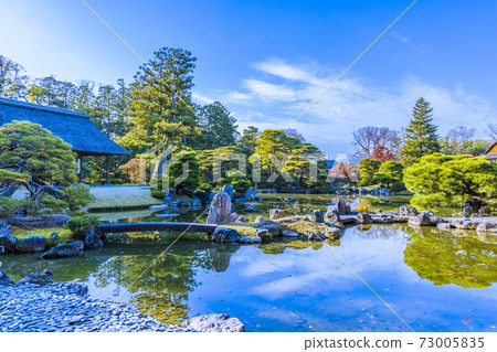 映照著秋葉的日本庭園（京都桂浦裡久） 73005835