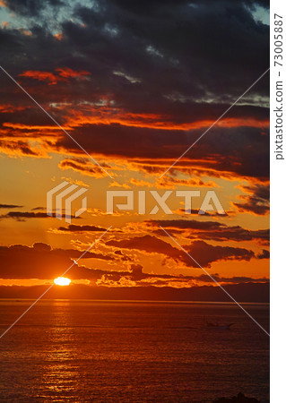 The sun setting in Sagami Bay 73005887