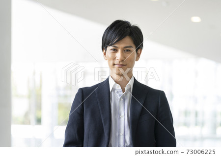 一個商人在他30年代初看著相機的肖像 一個商人在他30年代初看著相機的肖像 73006225