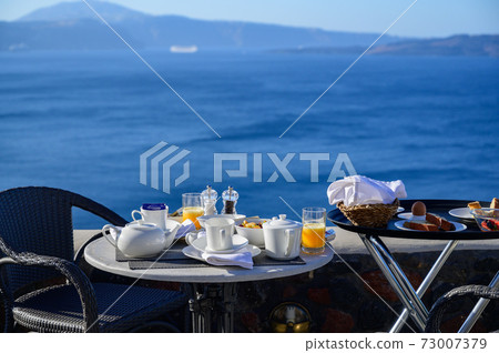 在聖托里尼島上可欣賞愛琴海美景的酒店享用早餐 73007379