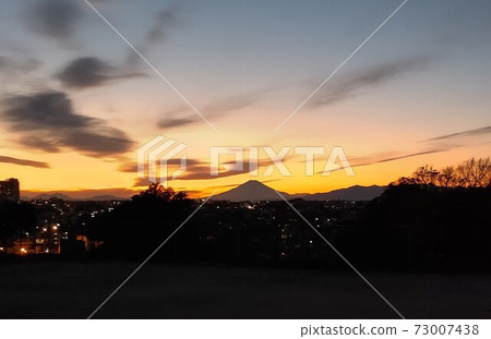2020年12月從橫濱市磯子區看到的富士山日落 2020年12月從橫濱市磯子區看到的富士山日落 73007438