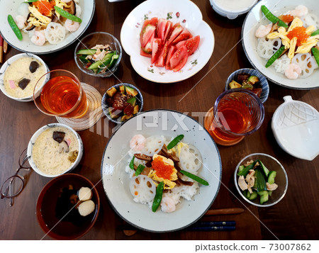chirashi sushi chirashi sushi 73007862