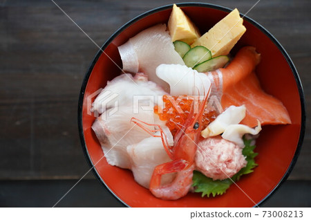 A seafood bowl that collects the specialties of the Sea of Japan, left from directly above 73008213