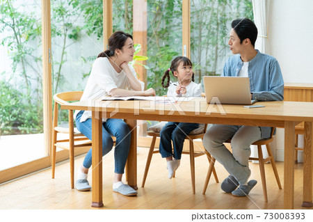 女孩和媽媽在飯廳向爸爸學習 73008393