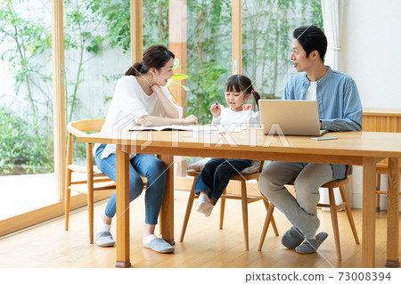 爸爸和一個女孩和媽媽在餐廳裡畫畫的遠程辦公 73008394