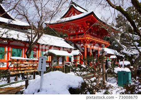 鴨神社在雪地裡的塔門 73008670