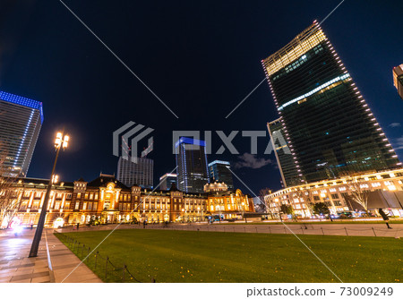 日本東京的城市景觀除夕夜確診感染數量最高。受電暈襲擊的東京。東京車站前安靜= 12月31日 73009249