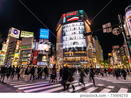 日本東京的城市景觀除夕夜確診感染數量最高。電暈澀谷。威脅的人，人，人= 12月31日 73009250