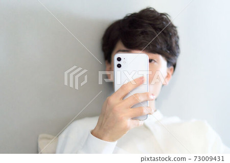 觸摸智能手機的男人的手 73009431