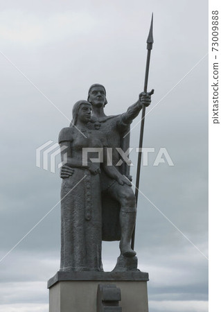 Statue of Helgi the Lean (Helgi Magri Eyvindarson), and his wife Thorunn Hyrna. Brekkugata, Akureyri, northern Iceland, North Atlantic, Europe 73009888