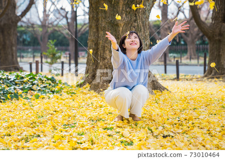 Young woman wearing ginkgo leaves Young woman wearing ginkgo leaves 73010464