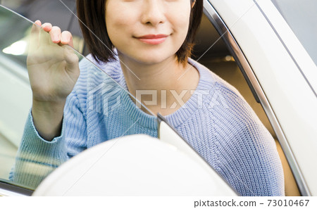 Young women in the driver's seat Young women in the driver's seat 73010467