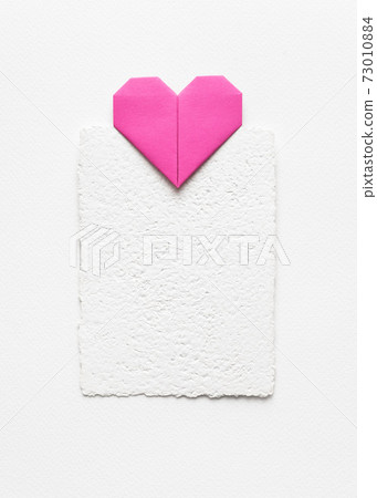 Valentines Day background with white card mockup and pink heart Valentines Day background with white card mockup and pink heart 73010884
