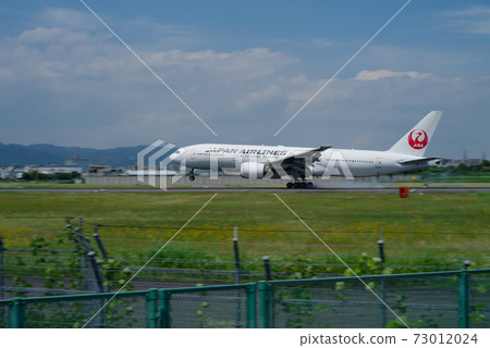 Airplane to touch down Airplane to touch down 73012024