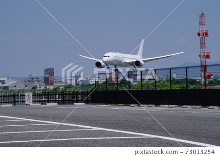 Itami Airport / Airplane landing 73013254