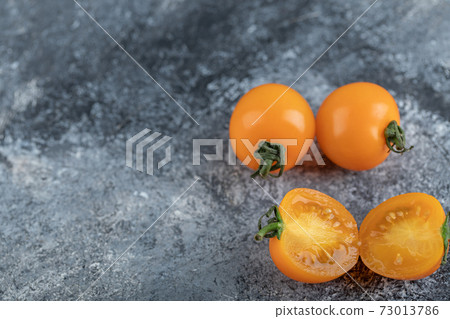 Close up photo of half cut or whole yellow tomatoes 73013786