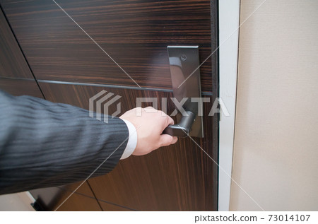 Room door opening and closing 73014107