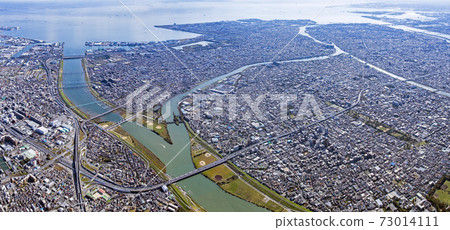 View of the bay from the sky above Edogawa Bridge, 2020 shooting, panoramic aerial shooting View of the bay from the sky above Edogawa Bridge, 2020 shooting, panoramic aerial shooting 73014111