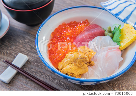 Seafood bowl Donburi seafood image material 73015063