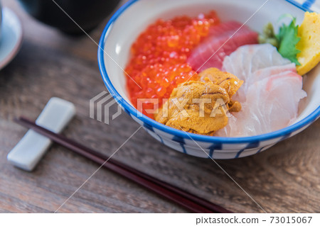 Seafood bowl Donburi seafood image material 73015067