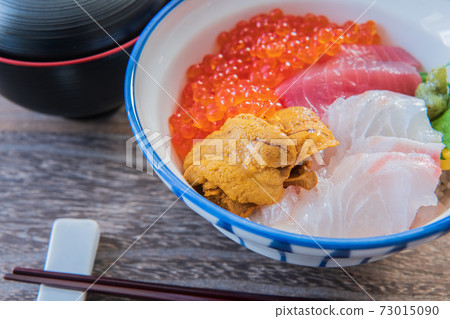 Seafood bowl Donburi seafood image material 73015090