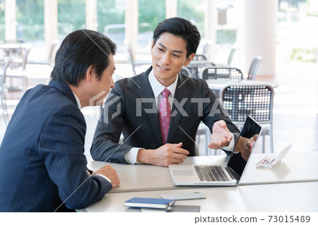 中年男子與一名年輕顧問交談 中年男子與一名年輕顧問交談 73015489