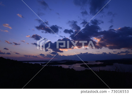 從友山公園（三重縣志摩市）眺望的永玉灣的夜景 73016553