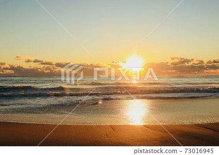 茨城縣日立市九島濱海灘的日出 茨城縣日立市九島濱海灘的日出 73016945