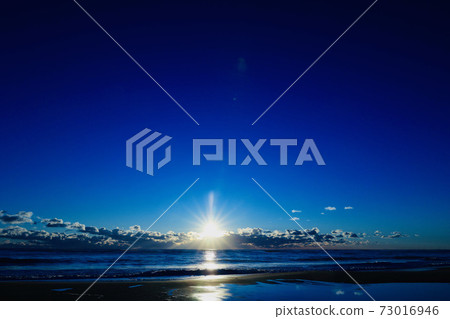 茨城縣日立市九島濱海灘的日出 茨城縣日立市九島濱海灘的日出 73016946