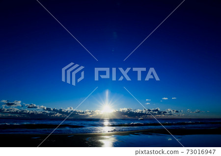 茨城縣日立市九島濱海灘的日出 茨城縣日立市九島濱海灘的日出 73016947