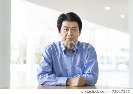 60多歲的男性，看著相機 73017295