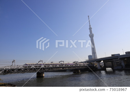 跨越um田川的東武天空樹線鐵橋和東京天空樹 跨越um田川的東武天空樹線鐵橋和東京天空樹 73018967