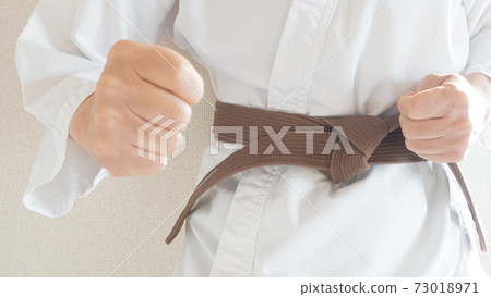 在道場的男戰士訓練 在道場的男戰士訓練 73018971