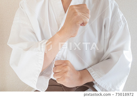 在道場的男戰士訓練 73018972